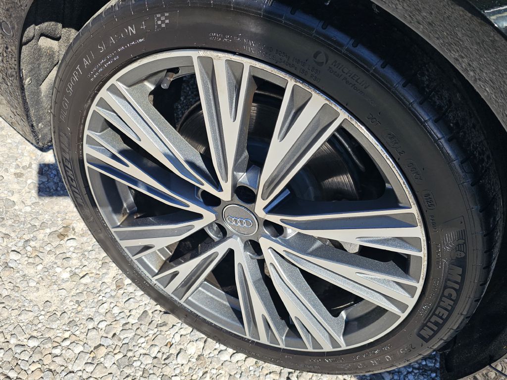 Photo 9 of this AUDI A6