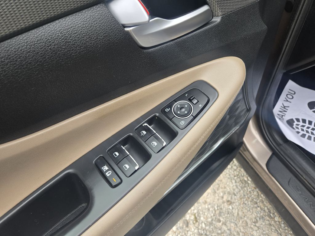 Photo 14 of this HYUNDAI SANTA FE