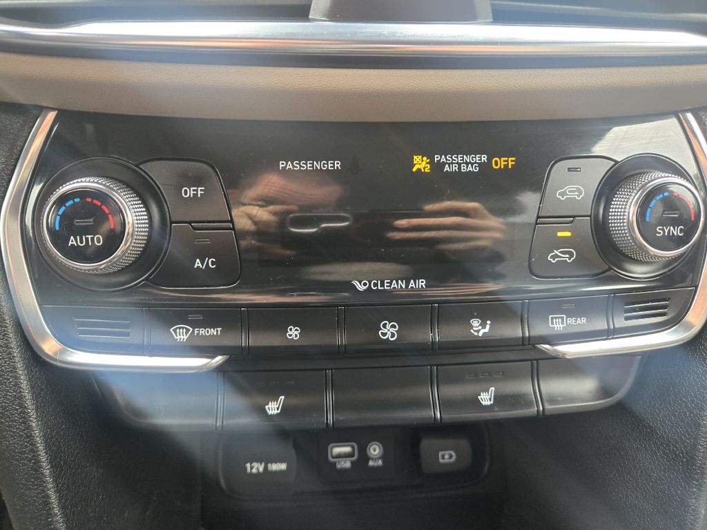 Photo 23 of this HYUNDAI SANTA FE