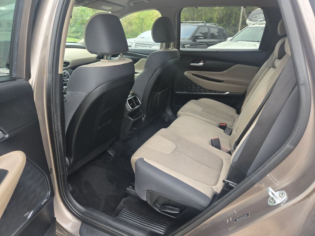 Photo 28 of this HYUNDAI SANTA FE