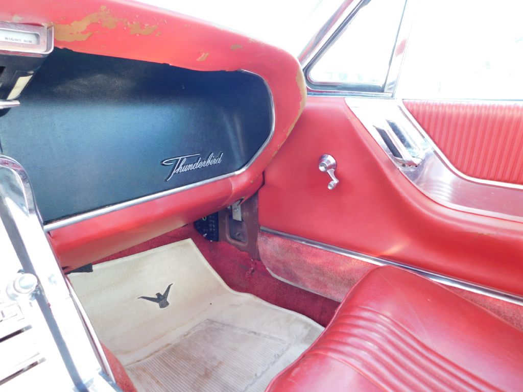 Photo 32 of this FORD THUNDERBIRD
