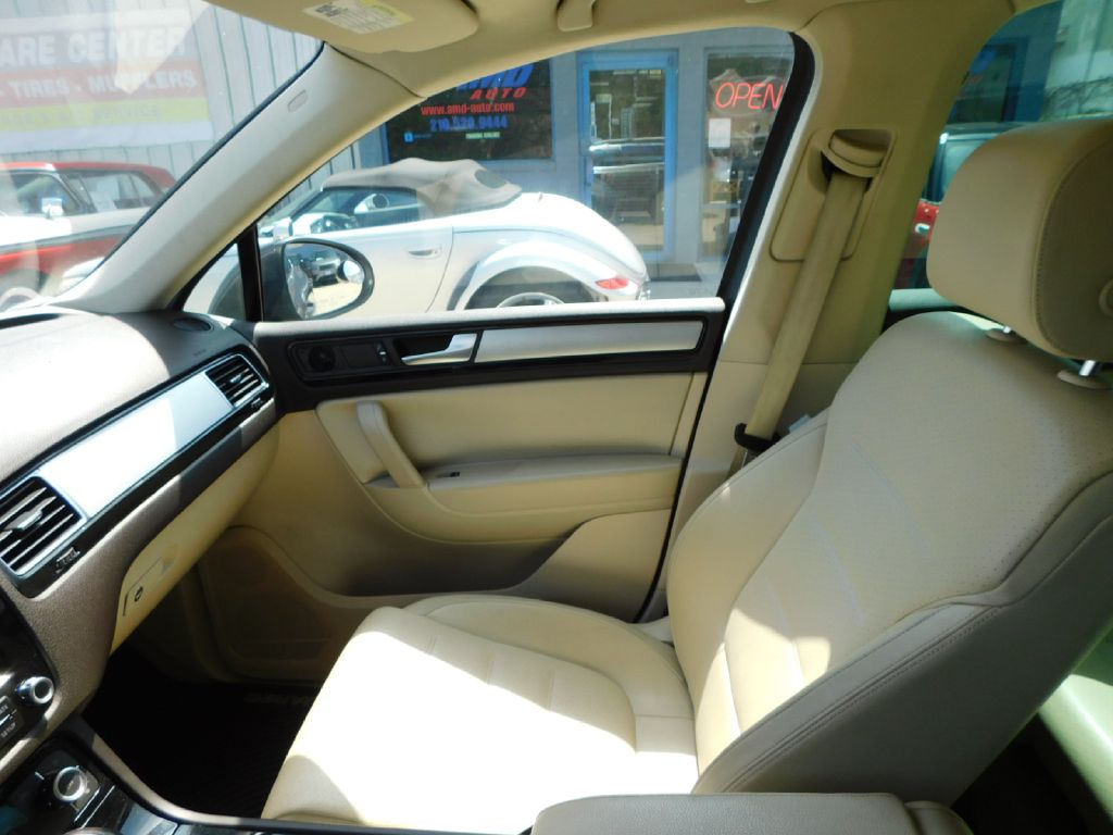 2013 Volkswagen Touareg  V6 In San Antonio, Texas