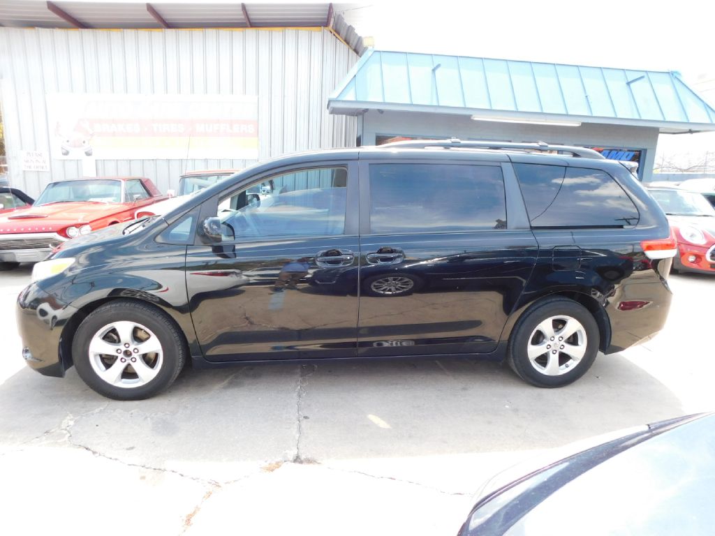 Used Car 2013 Toyota Sienna  Le For Sale In San Antonio, Texas
