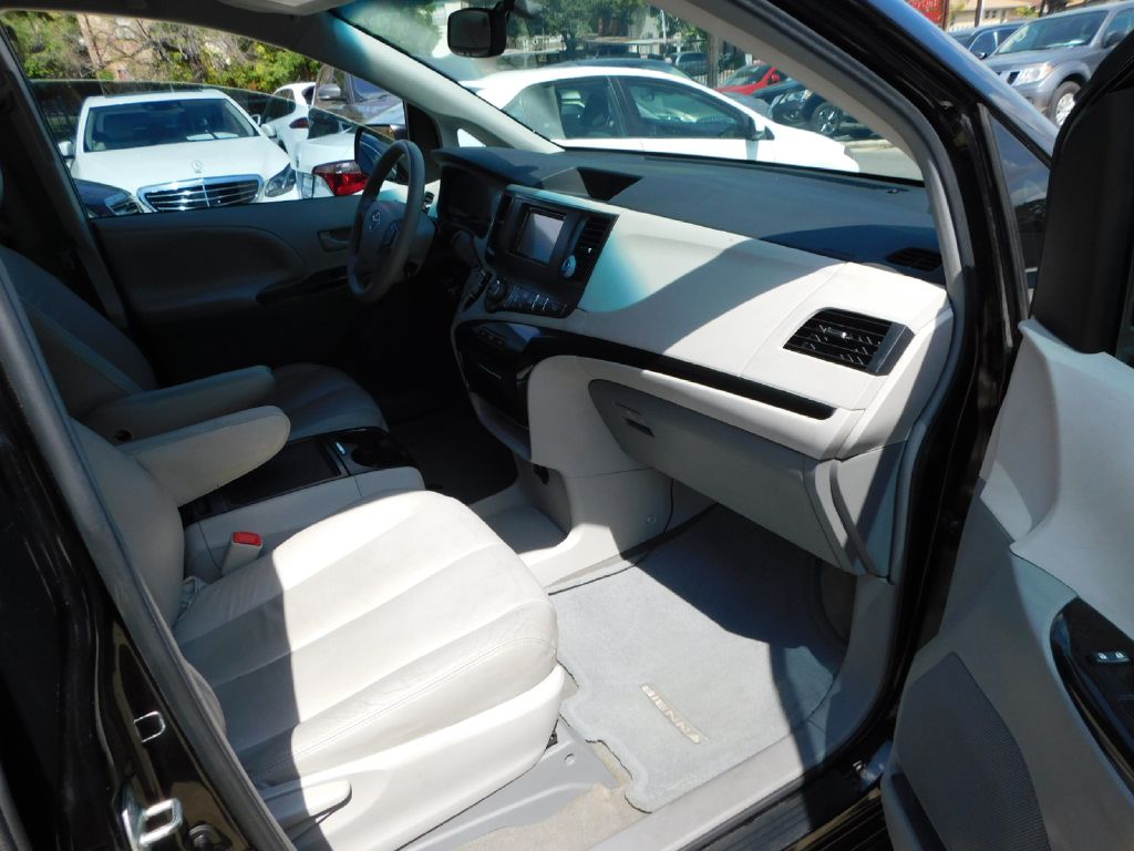 Used Car 2013 Toyota Sienna  Le For Sale In San Antonio, Texas