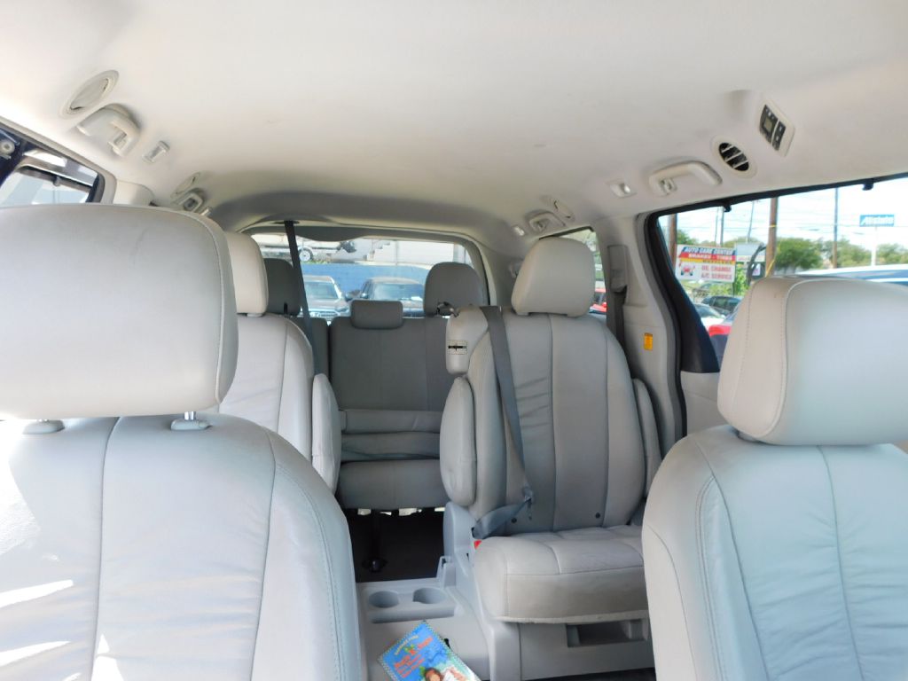 Used Car 2013 Toyota Sienna  Le For Sale In San Antonio, Texas