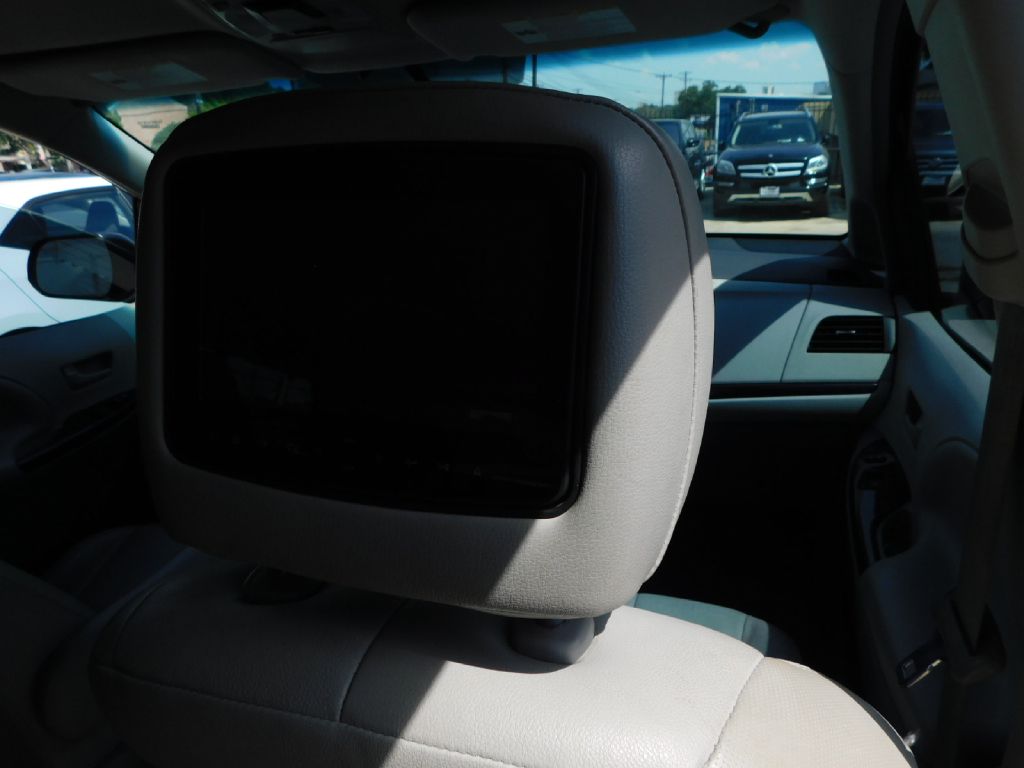 Used Car 2013 Toyota Sienna  Le For Sale In San Antonio, Texas