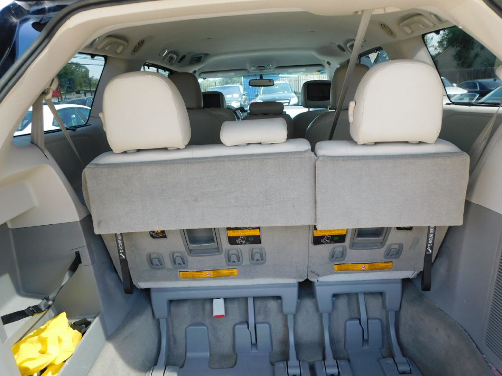 Used Car 2013 Toyota Sienna  Le For Sale In San Antonio, Texas