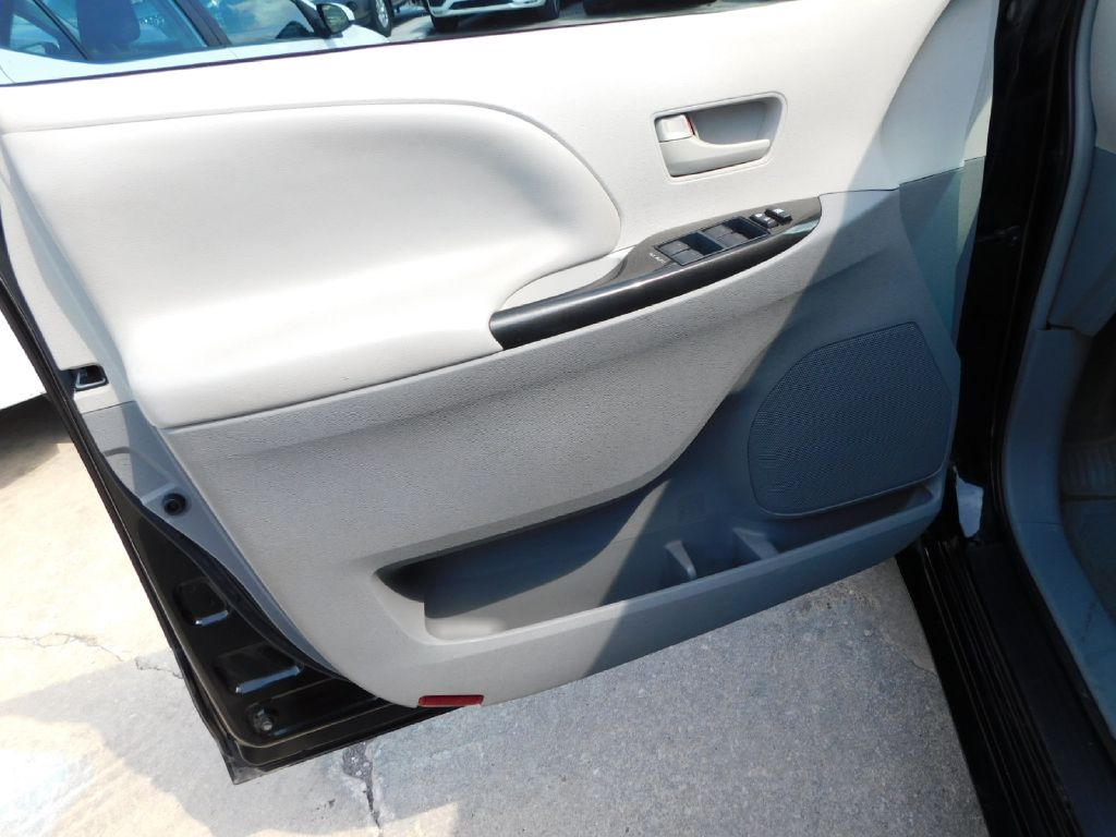 Used Car 2013 Toyota Sienna  Le For Sale In San Antonio, Texas