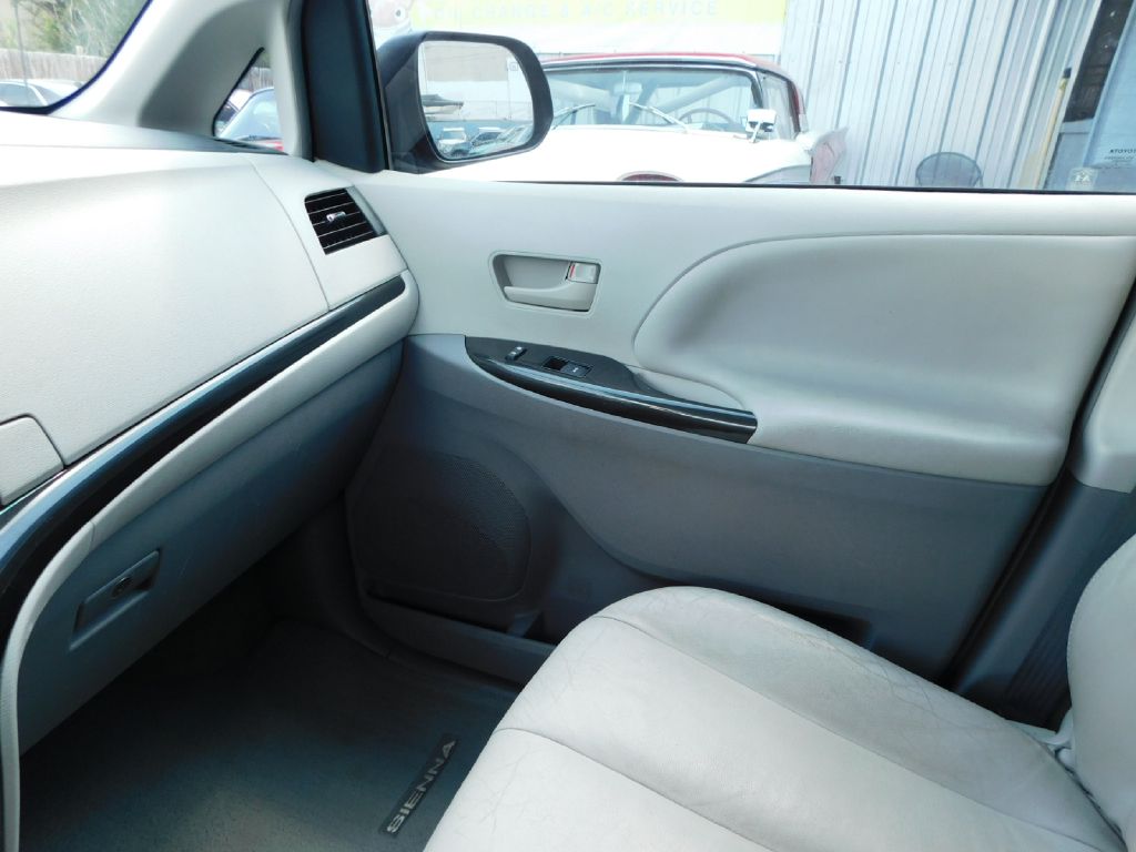 Used Car 2013 Toyota Sienna  Le For Sale In San Antonio, Texas