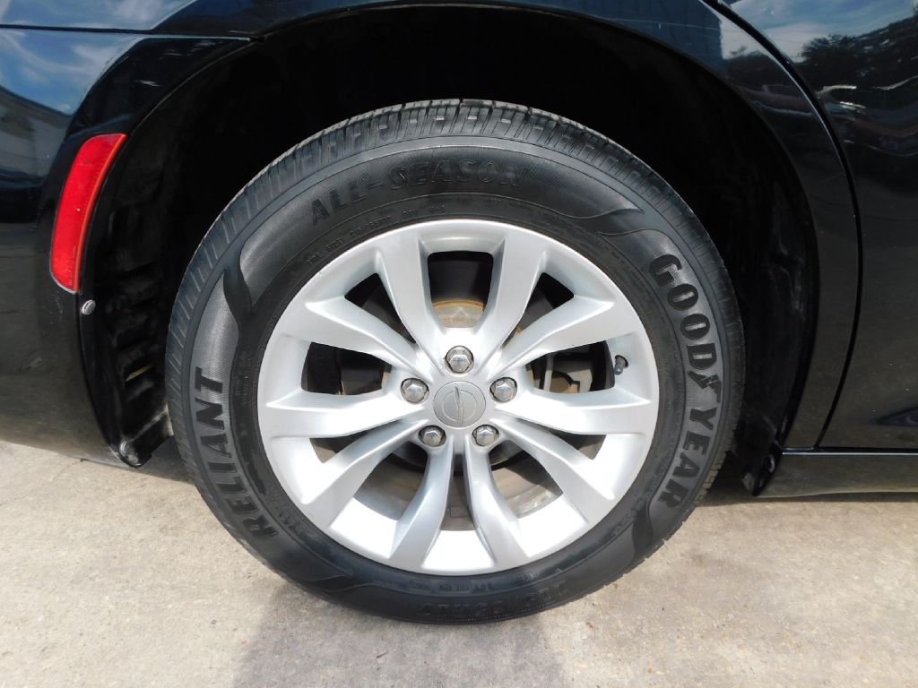Used Car 2015 Chrysler 300  Limited For Sale Under $10,000 In San Antonio, Texas