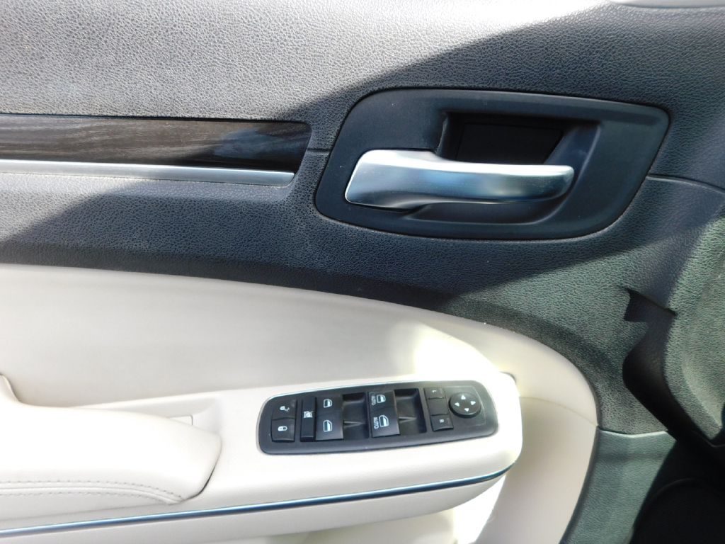 Used Car 2015 Chrysler 300  Limited For Sale Under $10,000 In San Antonio, Texas