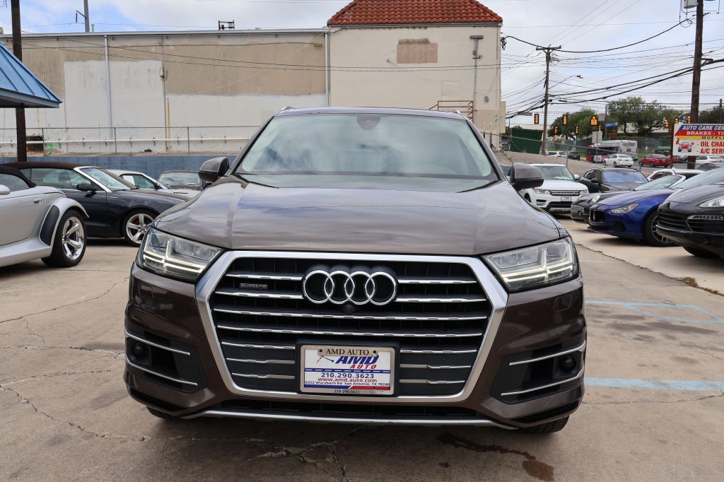 Photo 2 of this AUDI Q7