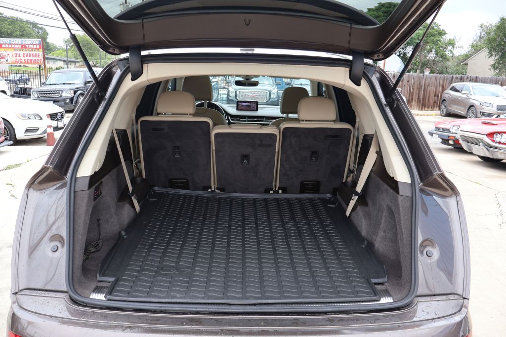Photo 11 of this AUDI Q7