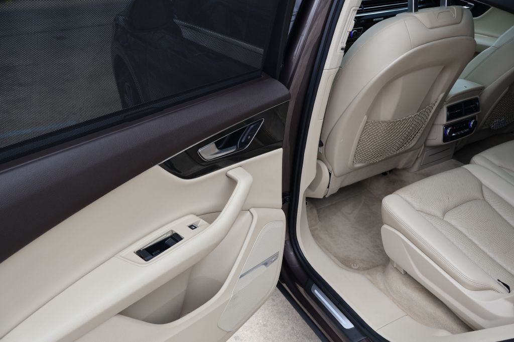 Photo 29 of this AUDI Q7
