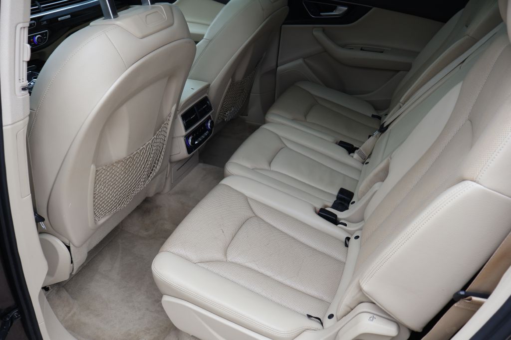 Photo 30 of this AUDI Q7