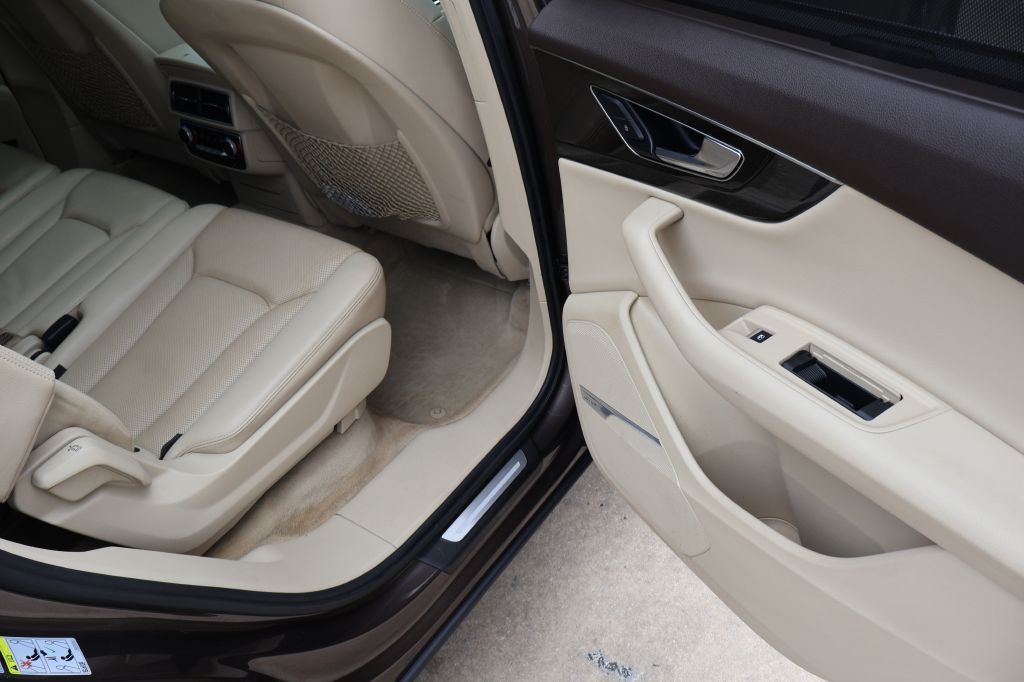 Photo 31 of this AUDI Q7