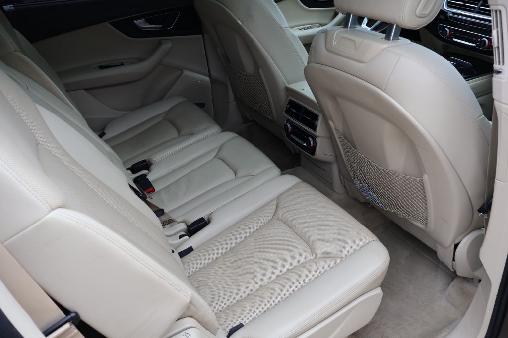 Photo 32 of this AUDI Q7