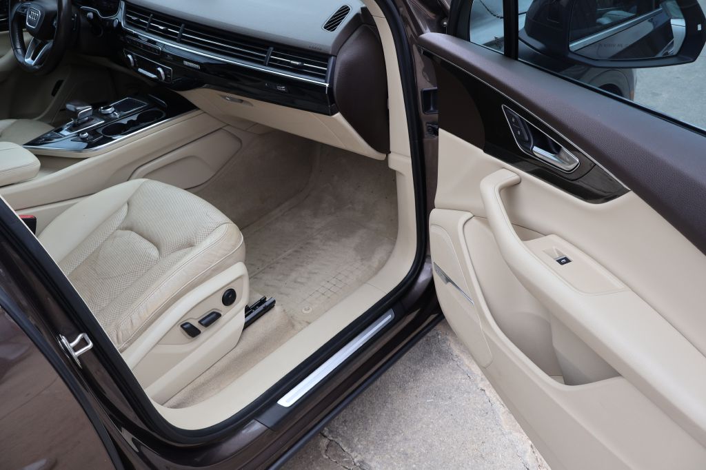 Photo 33 of this AUDI Q7