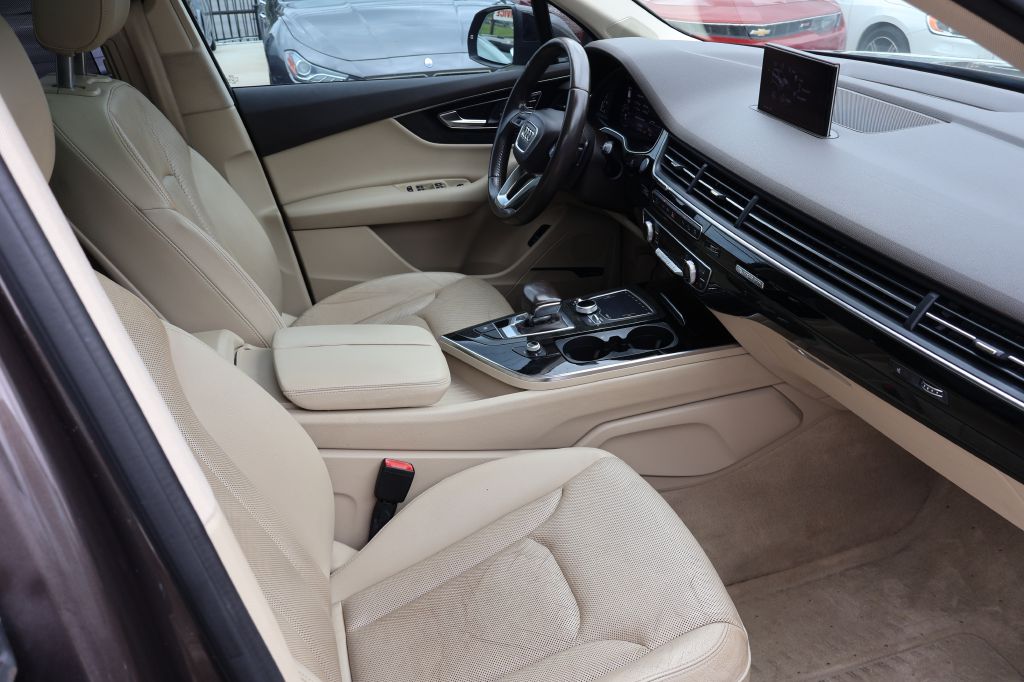 Photo 34 of this AUDI Q7