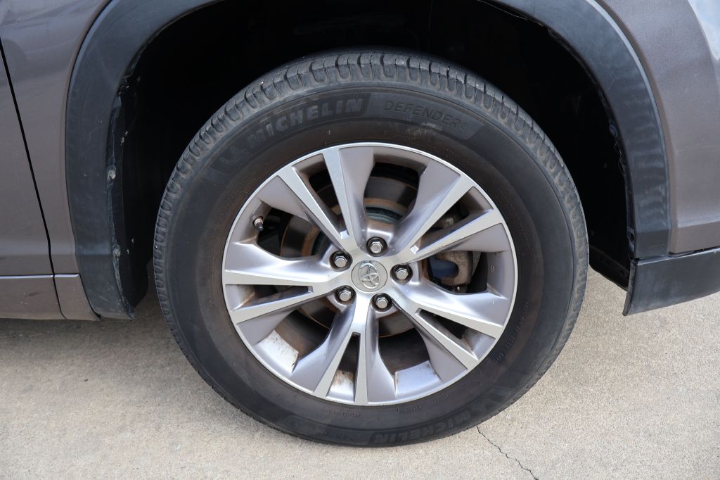 Photo 9 of this TOYOTA HIGHLANDER
