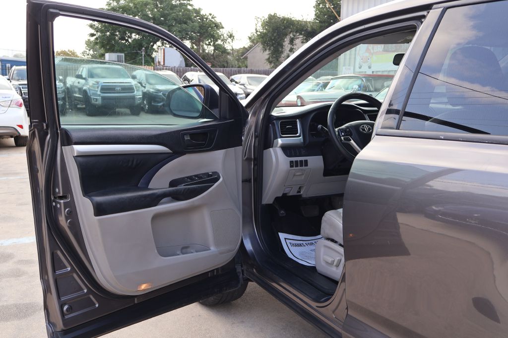 Photo 24 of this TOYOTA HIGHLANDER
