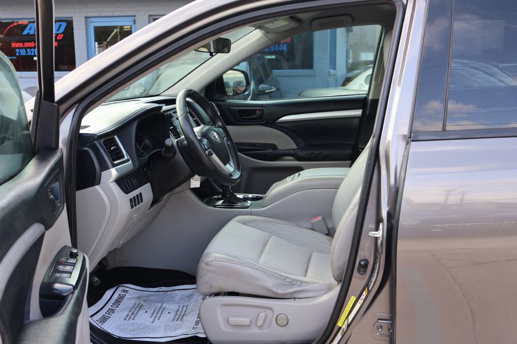 Photo 25 of this TOYOTA HIGHLANDER
