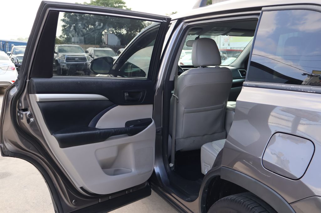 Photo 26 of this TOYOTA HIGHLANDER