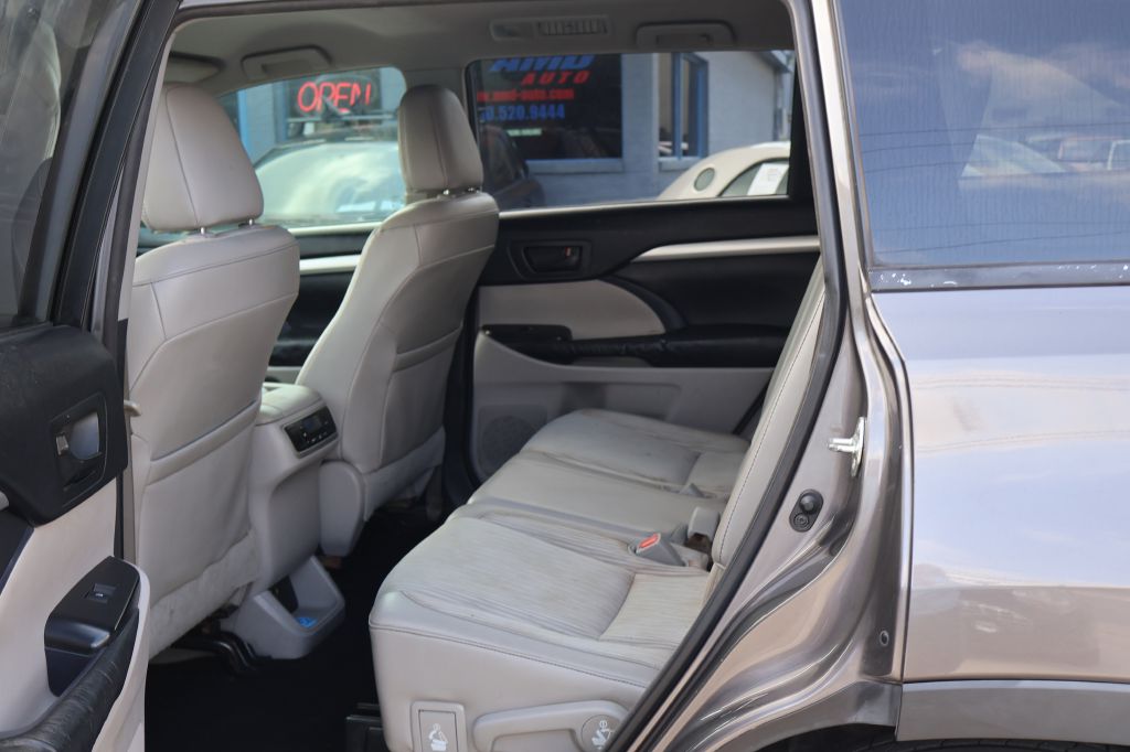 Photo 27 of this TOYOTA HIGHLANDER
