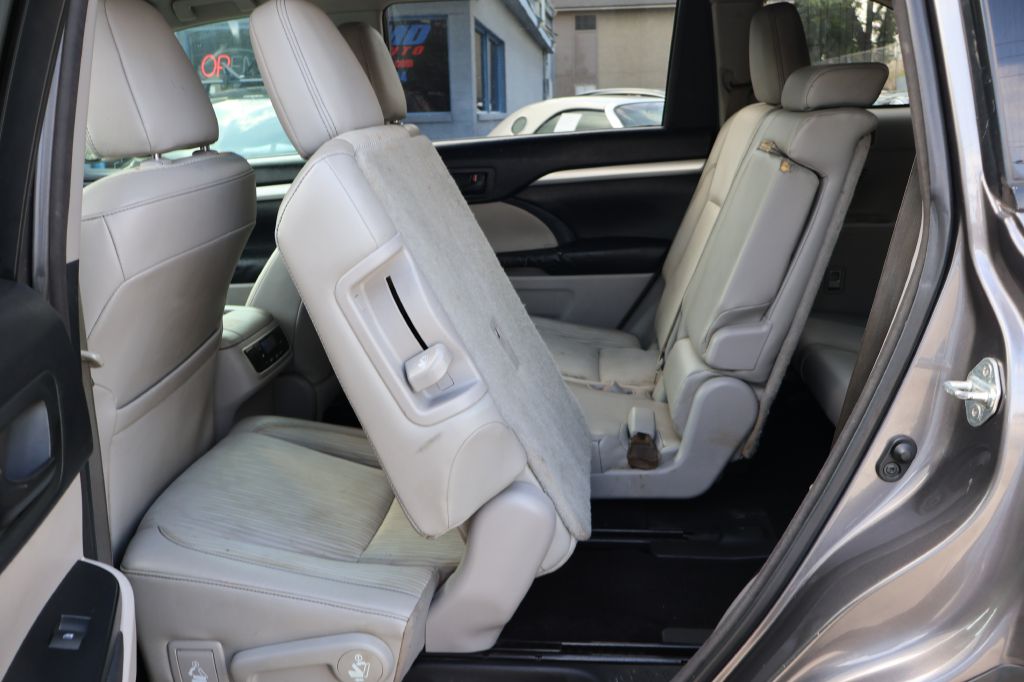 Photo 29 of this TOYOTA HIGHLANDER