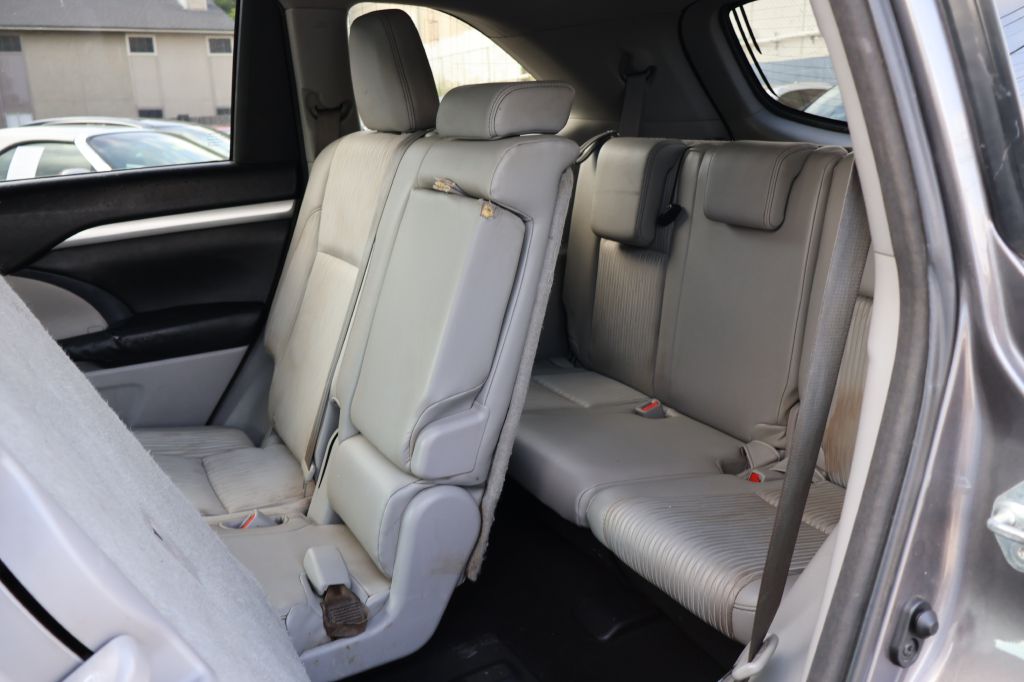 Photo 30 of this TOYOTA HIGHLANDER