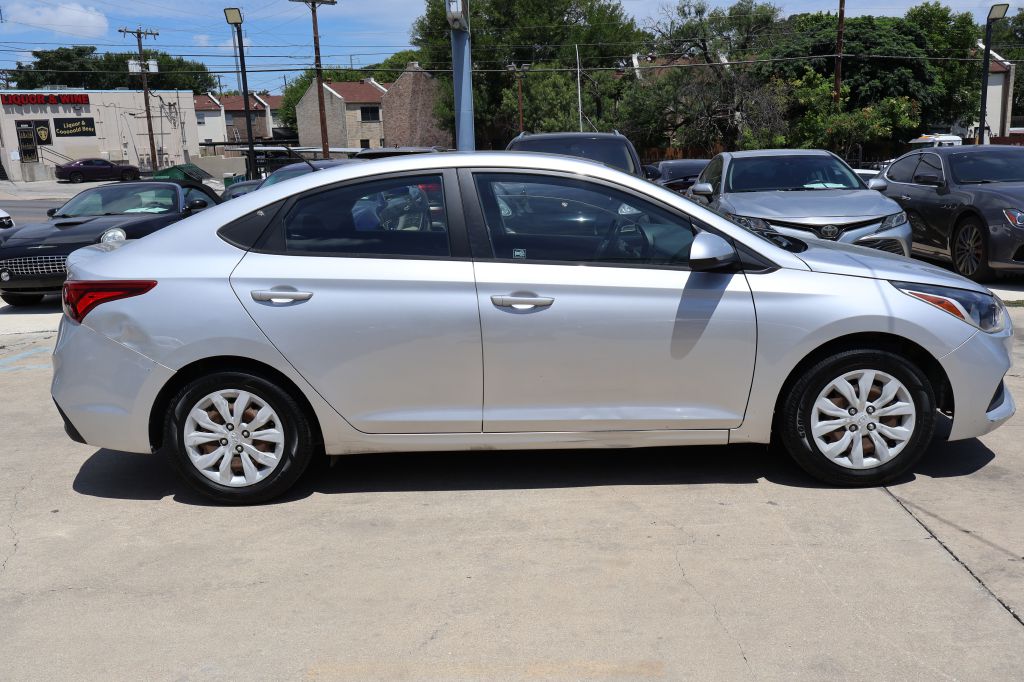 Photo 8 of this HYUNDAI ACCENT
