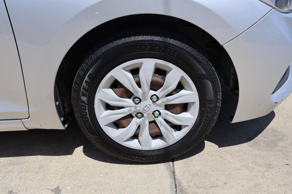 Photo 9 of this HYUNDAI ACCENT