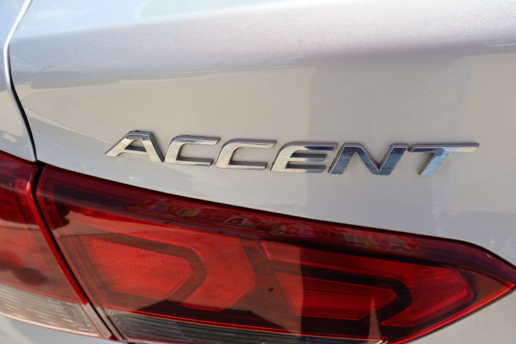 Photo 10 of this HYUNDAI ACCENT