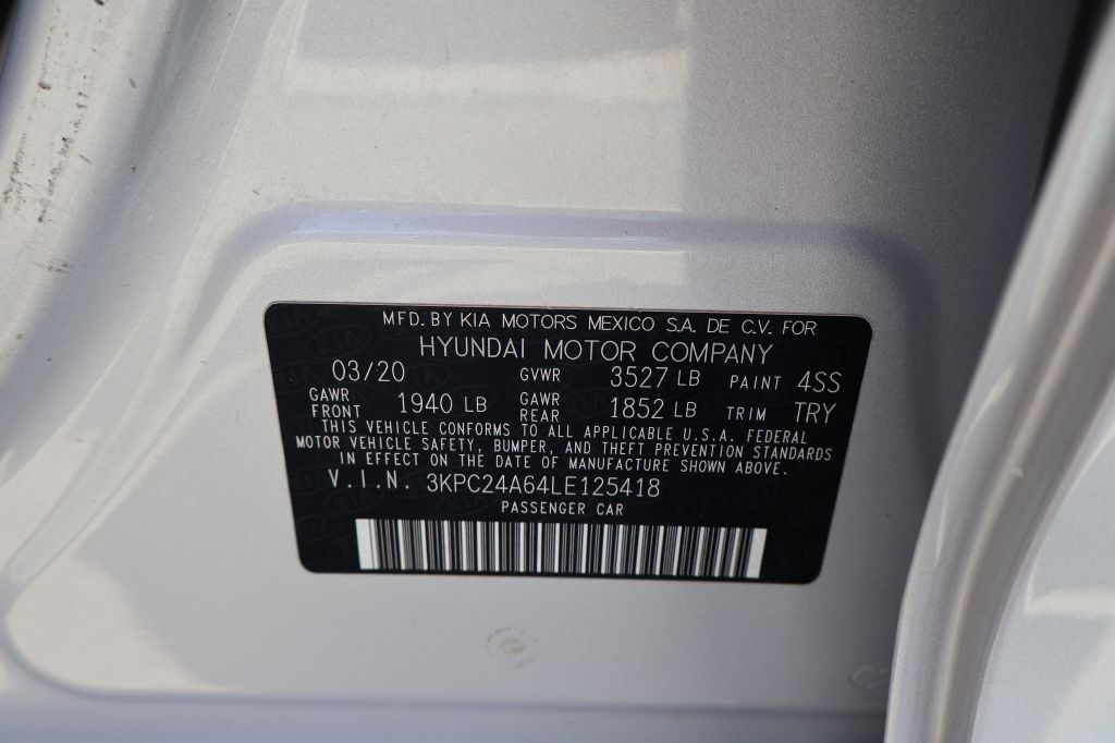 Photo 12 of this HYUNDAI ACCENT