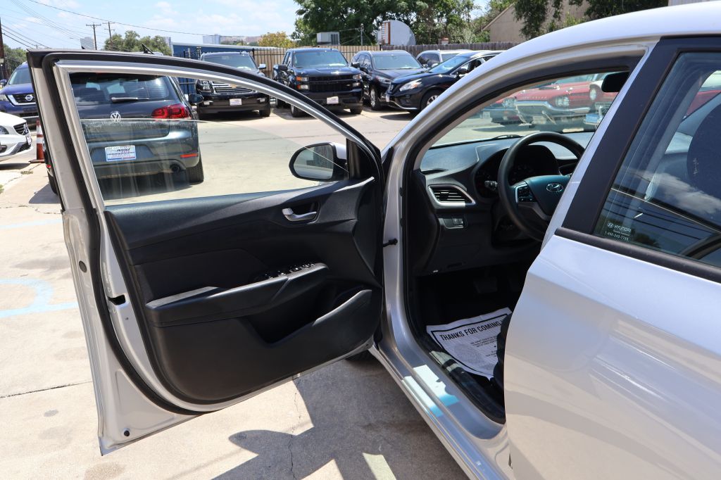 Photo 16 of this HYUNDAI ACCENT