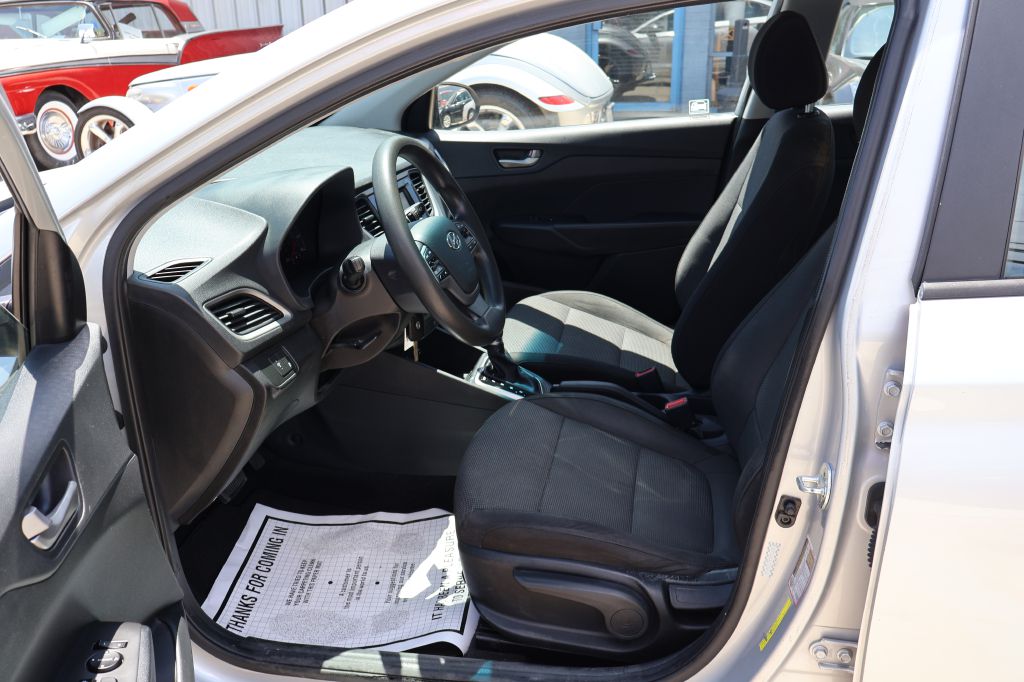 Photo 17 of this HYUNDAI ACCENT