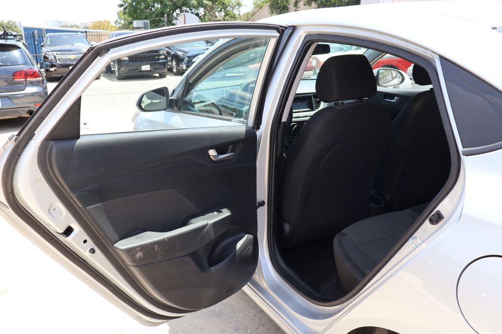 Photo 18 of this HYUNDAI ACCENT