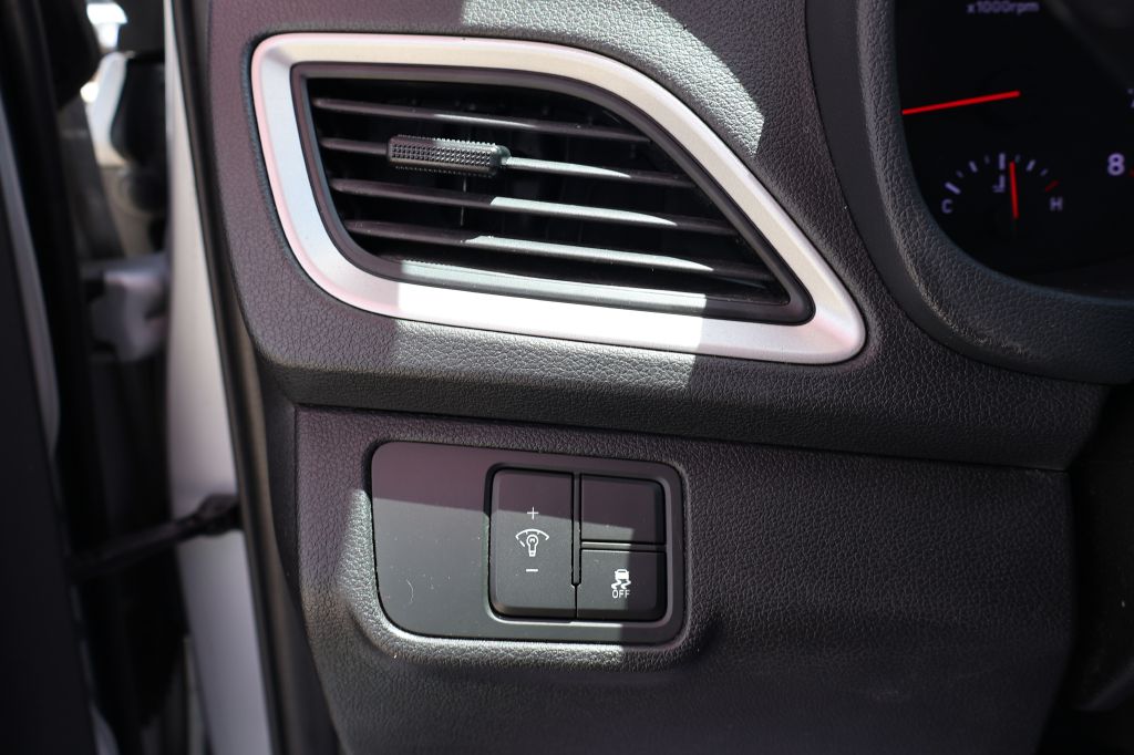 Photo 22 of this HYUNDAI ACCENT