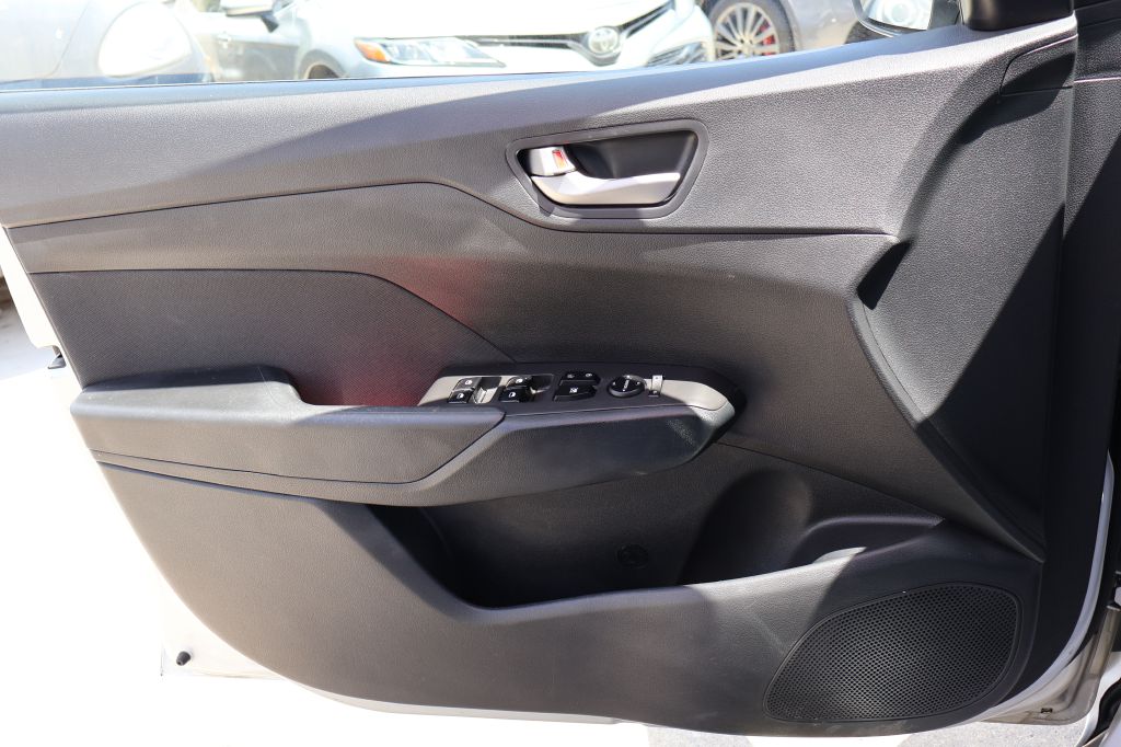 Photo 25 of this HYUNDAI ACCENT
