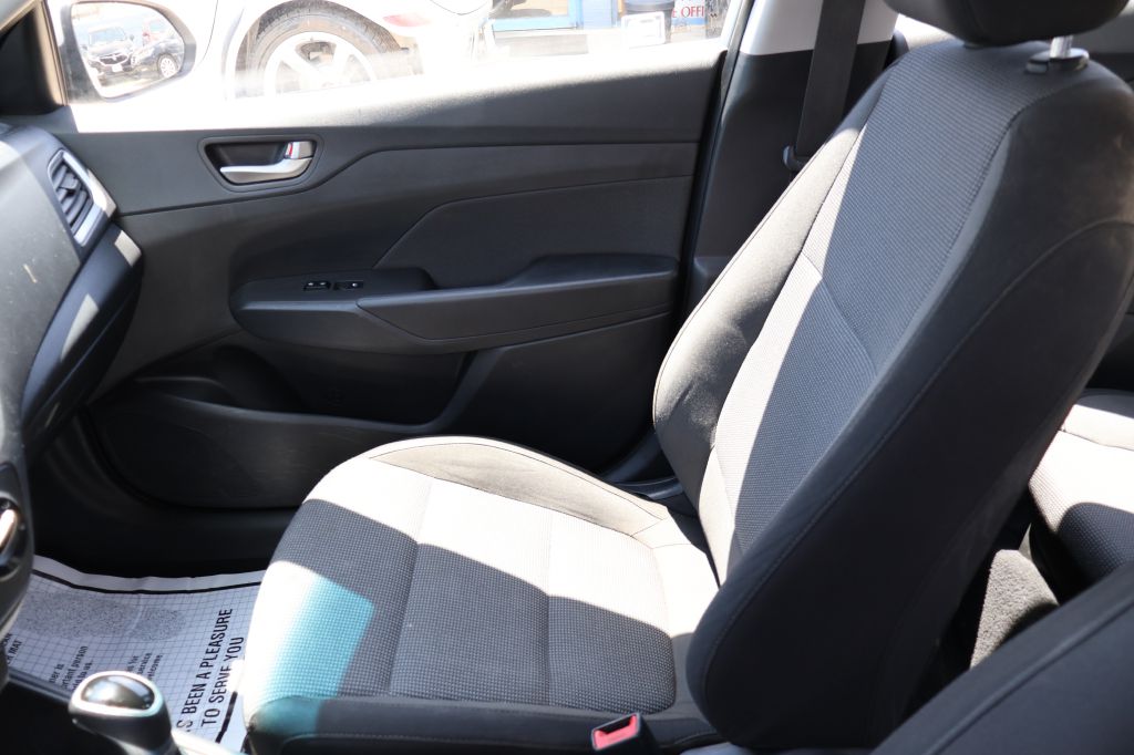 Photo 33 of this HYUNDAI ACCENT