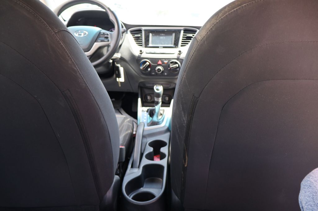 Photo 36 of this HYUNDAI ACCENT