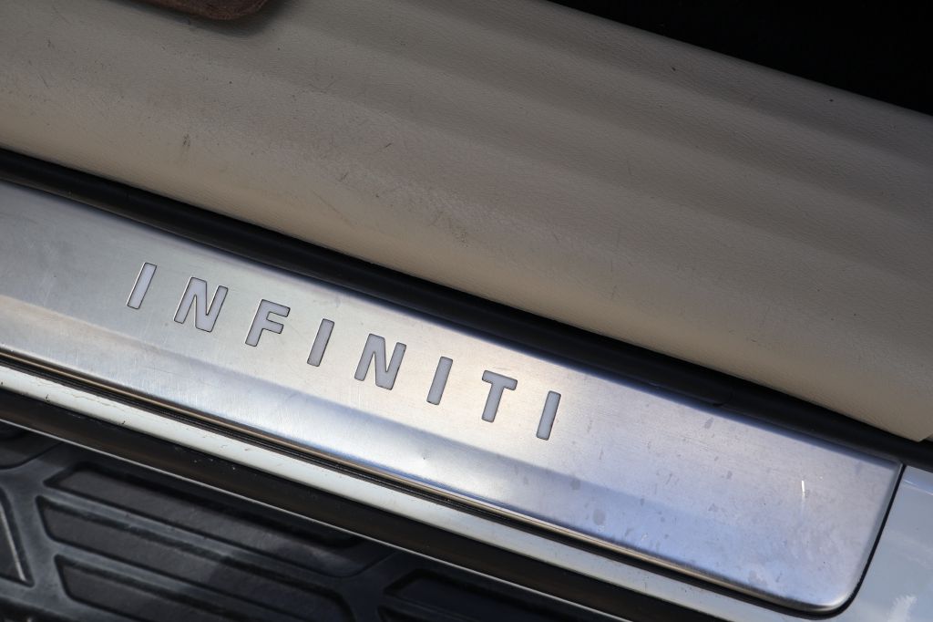 Photo 24 of this INFINITI QX80
