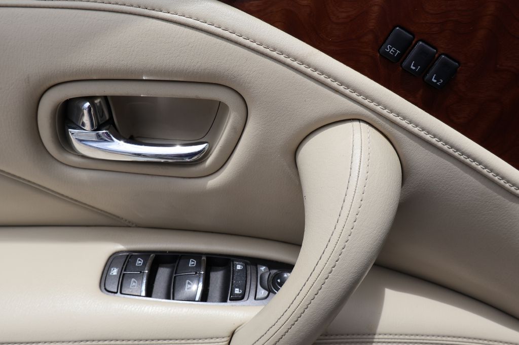 Photo 36 of this INFINITI QX80