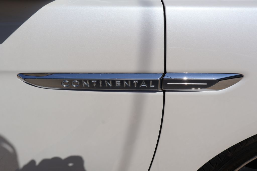 Photo 12 of this LINCOLN CONTINENTAL
