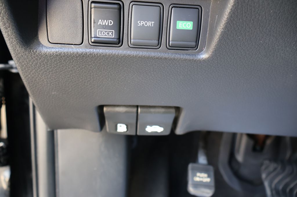 Photo 32 of this NISSAN ROGUE