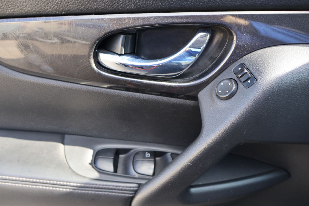 Photo 33 of this NISSAN ROGUE