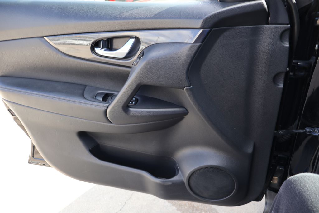 Photo 34 of this NISSAN ROGUE