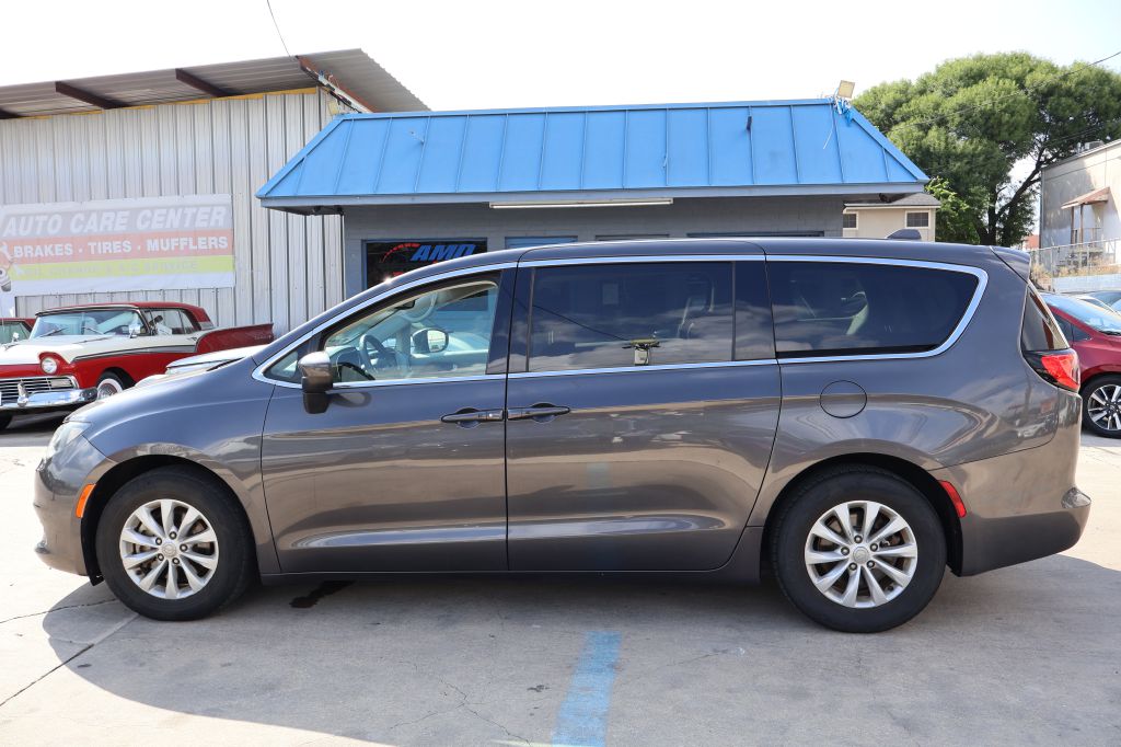 Photo 4 of this CHRYSLER PACIFICA