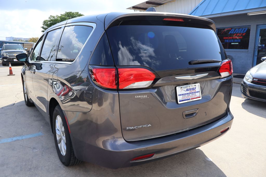 Photo 5 of this CHRYSLER PACIFICA