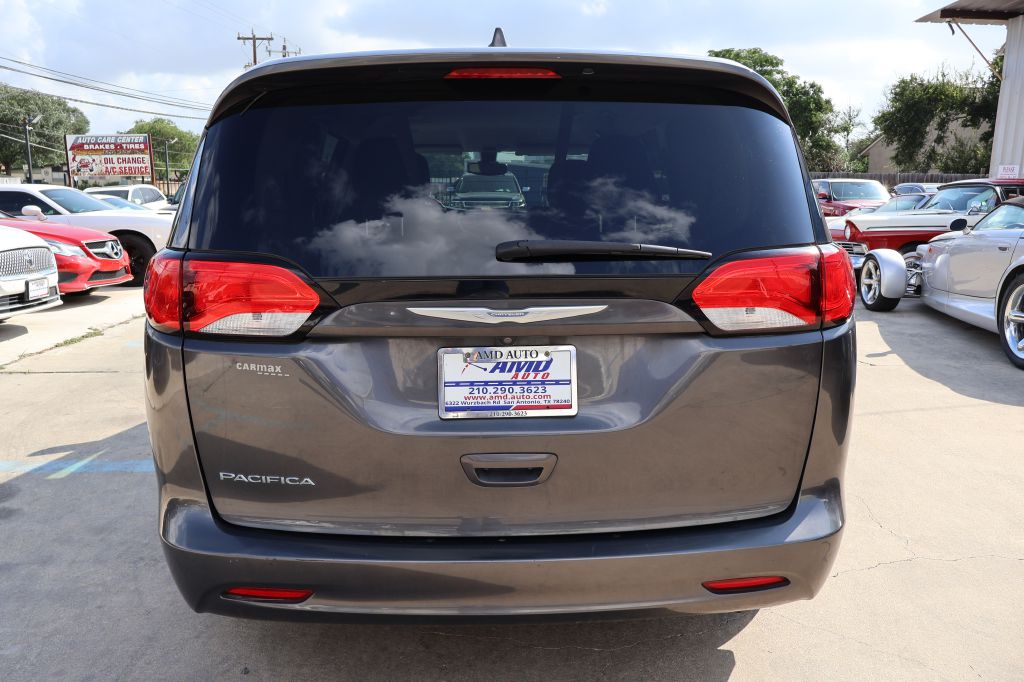 Photo 6 of this CHRYSLER PACIFICA